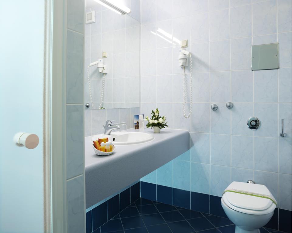 Camera Familiare con Vista Mare e Balcone (2 Adulti + 1 Bambino)